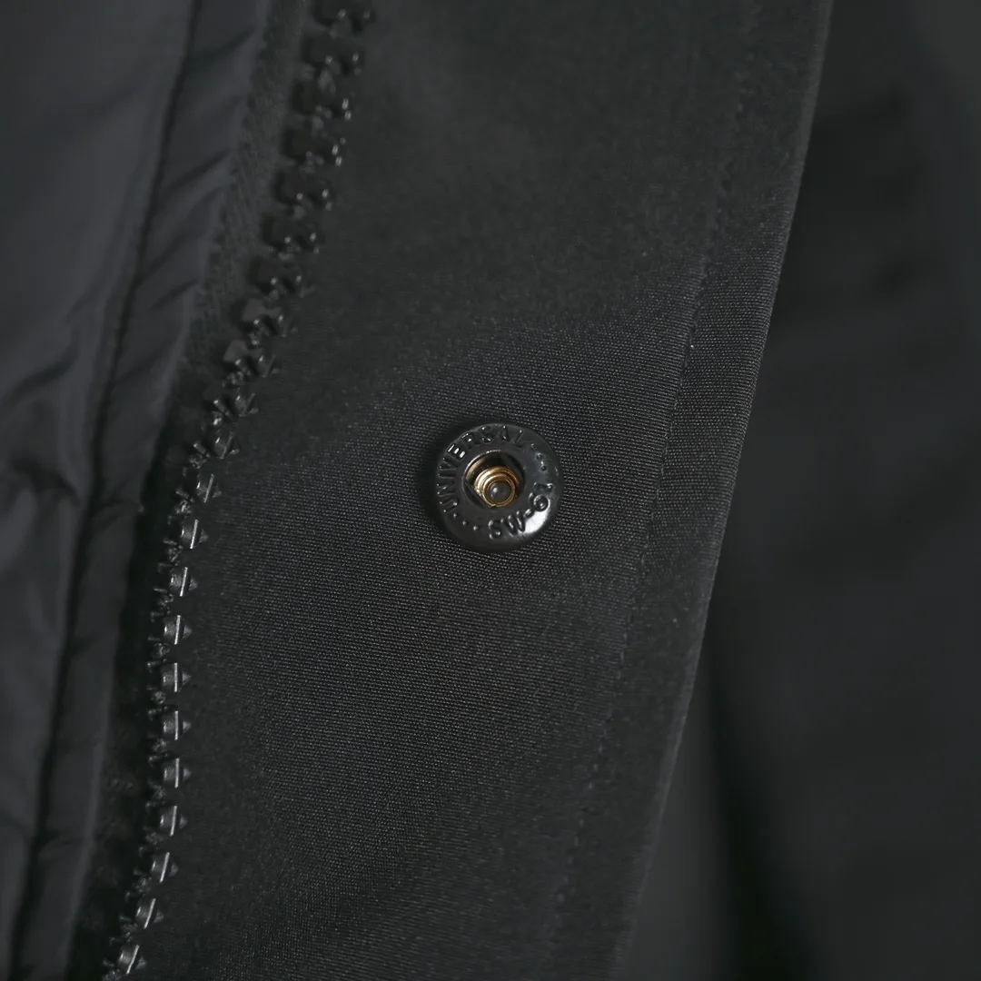 P720 𝐂𝐚𝐧𝐚𝐝𝐚 𝐆𝐨𝐨𝐬𝐞 𝐄𝐱𝐩𝐞𝐝𝐢𝐭𝐢𝐨𝐧 𝟕𝟗𝟗𝟗𝐌 Canada Goose Model 01 Short Down Jacket 🔝Product color: black, off-white, graphite gray, navy blue, sky blue 🔝Product size: XS S M L 2️⃣Exclusively customized 18-count fabrics with the same ZP. Using "Arctic Tech" fabric technology, the outer fabric is 84.5% polyester fiber and 15.5% cotton, the lining is 100% cotton fiber, and the padding is 100% polyester fiber. It is durable, waterproof, windproof, cold-resistant and warm. 3️⃣The lining is made of 40D Nylon AC oil-based glue, with level 5 single-dye fastness. The collar flannel is made of original high-density mercerized velvet, and the pocket fabric is made of elastic high-density polar fleece, which is soft and skin-friendly. The bile cloth is made of 330T polyester anti-velvet No. 7 needle to prevent lint from running away. If there is lint running away, it will be given away for free! 4️⃣The JUKI large-scale sewing machine imported from Japan is professional in stitching and seaming. It completely follows the original 106 stitches on the whole piece of clothing and is reinforced throughout. The length of each jujube follows the original one and is fixed at 1-1.1cm. The density and length are the same as the original one. 5️⃣Yoshida YKK original zipper, Y-shaped double hook Velcro, and the cuffs are made of custom thickened seamless threads. This year, high-elastic spandex gold thread is added to the cuff thread to increase elasticity and strength. From fabrics and gallbladders to buttons and drawstrings, all are custom-developed and authentic. 6️⃣The imported Tajima embroidery machine is used to customize the chest logo with thousands of needles. The pattern is full and three-dimensional, and it is infinitely close to the original product. 7. The fur collars are made from western coyote skins imported from Canada. We purchased 10,000 top-quality fur collars in the spring. The width of the fur collars is 14cm and the length is 55cm. This winter, the quality of the fur collars will be stable throughout the season, eliminating the uneven quality of fur collars in the middle and later stages! 7️⃣Packaging is in a three-dimensional handbag with cards included. It’s more impressive to give it away and keep it for yourself.